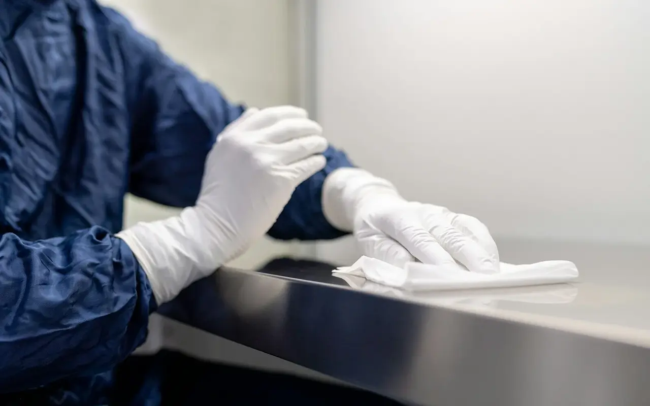 Kontak Time Disinfektan: "Semprot–Lap" Tidak Cukup